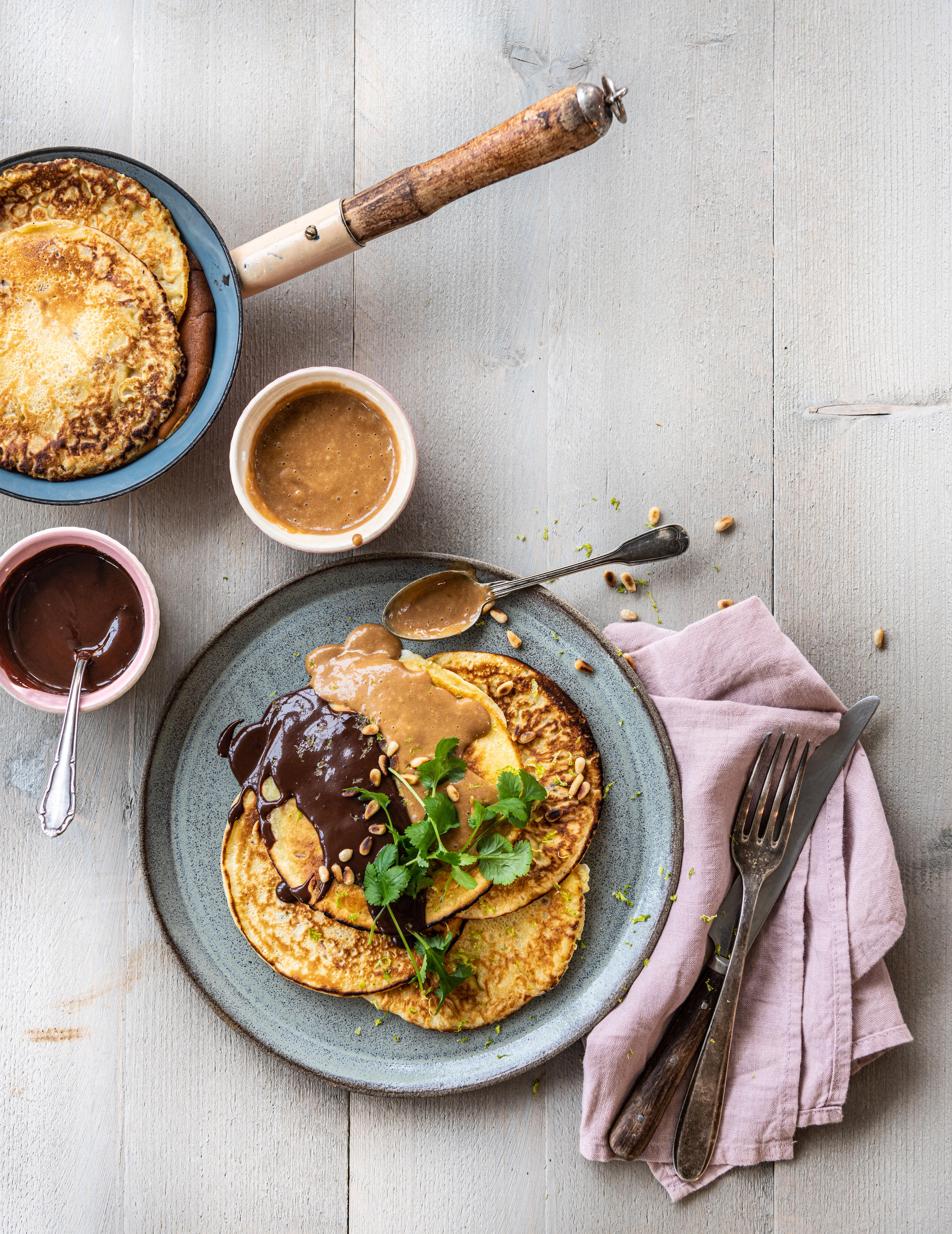 Mexicaanse pannenkoek met chocolade- en karamelsaus